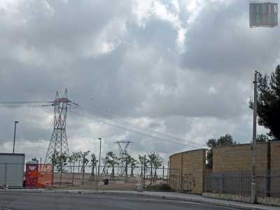 L�amministrazione comunale ha deciso di creare un parco a pochi metri da un altro gi� esistente ma messo parecchio male. Ma lo ha posto proprio l� dove passano i tralicci dell�energia elettrica ad alta tensione: non il massimo per i bambini